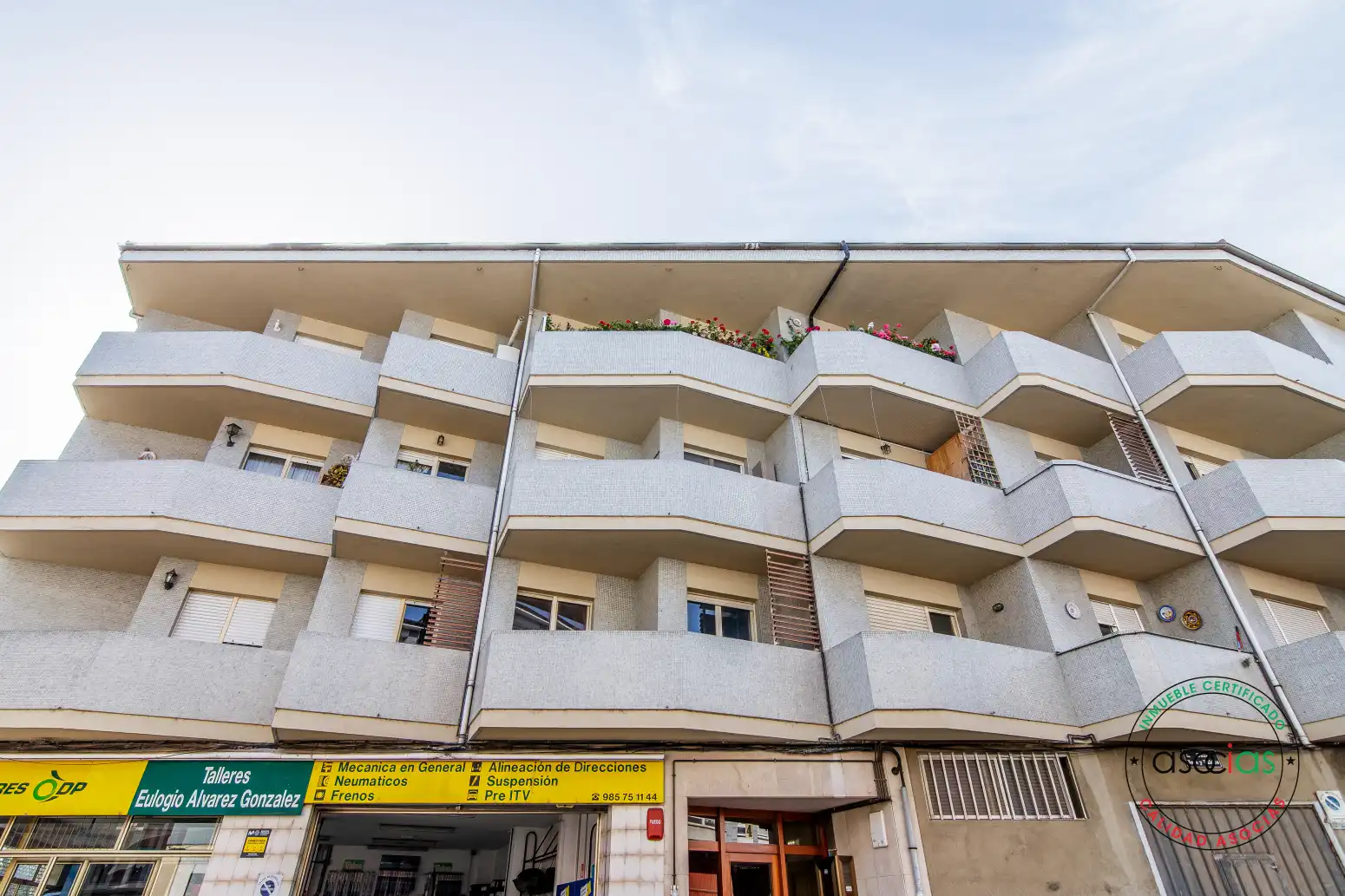 Vista exterior de Pis en venda en Grado amb Calefacció, Terrassa i Traster