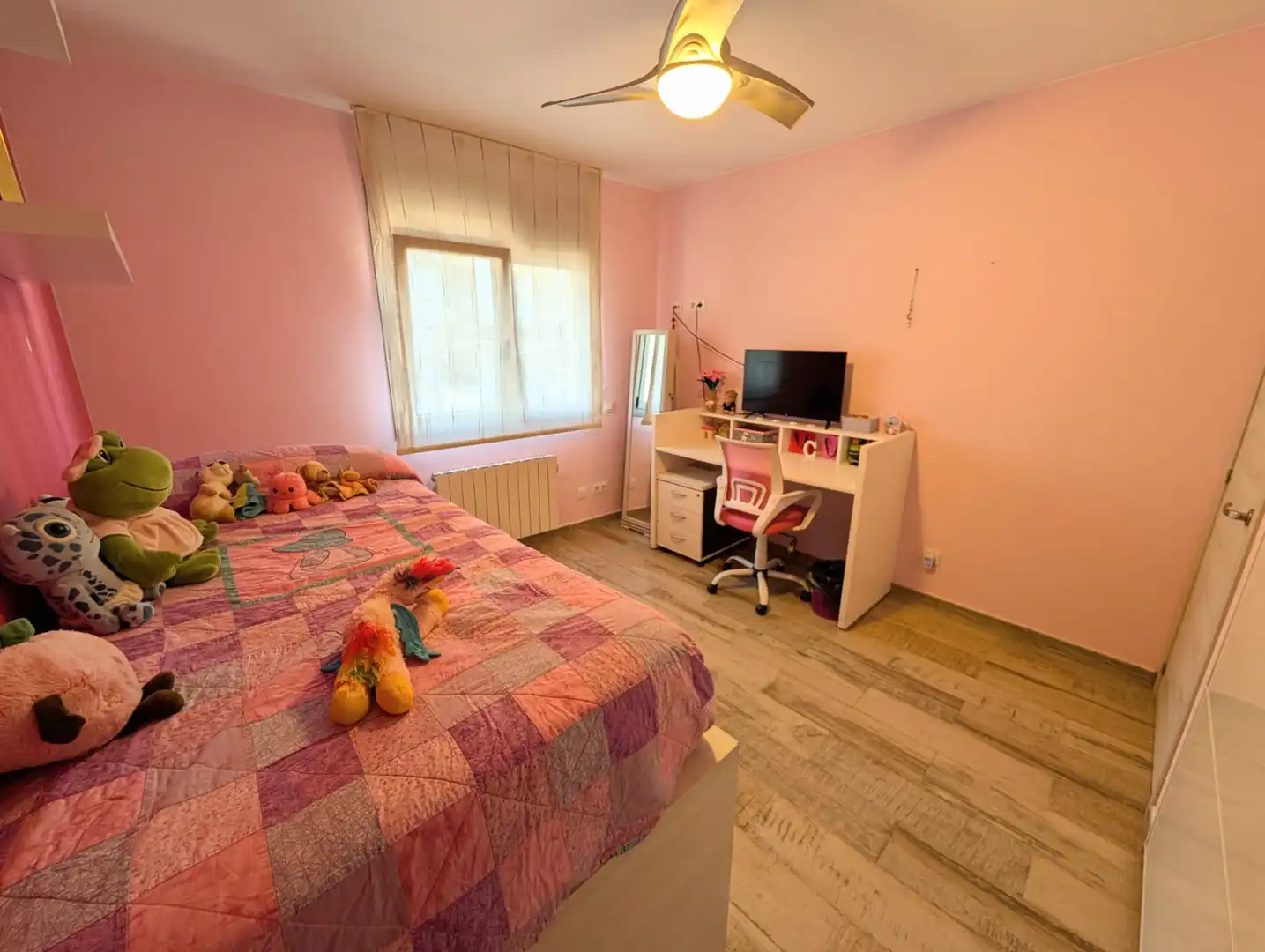 Habitación de Casa adosada en venta en Badalona con Parquet, Terraza y Trastero