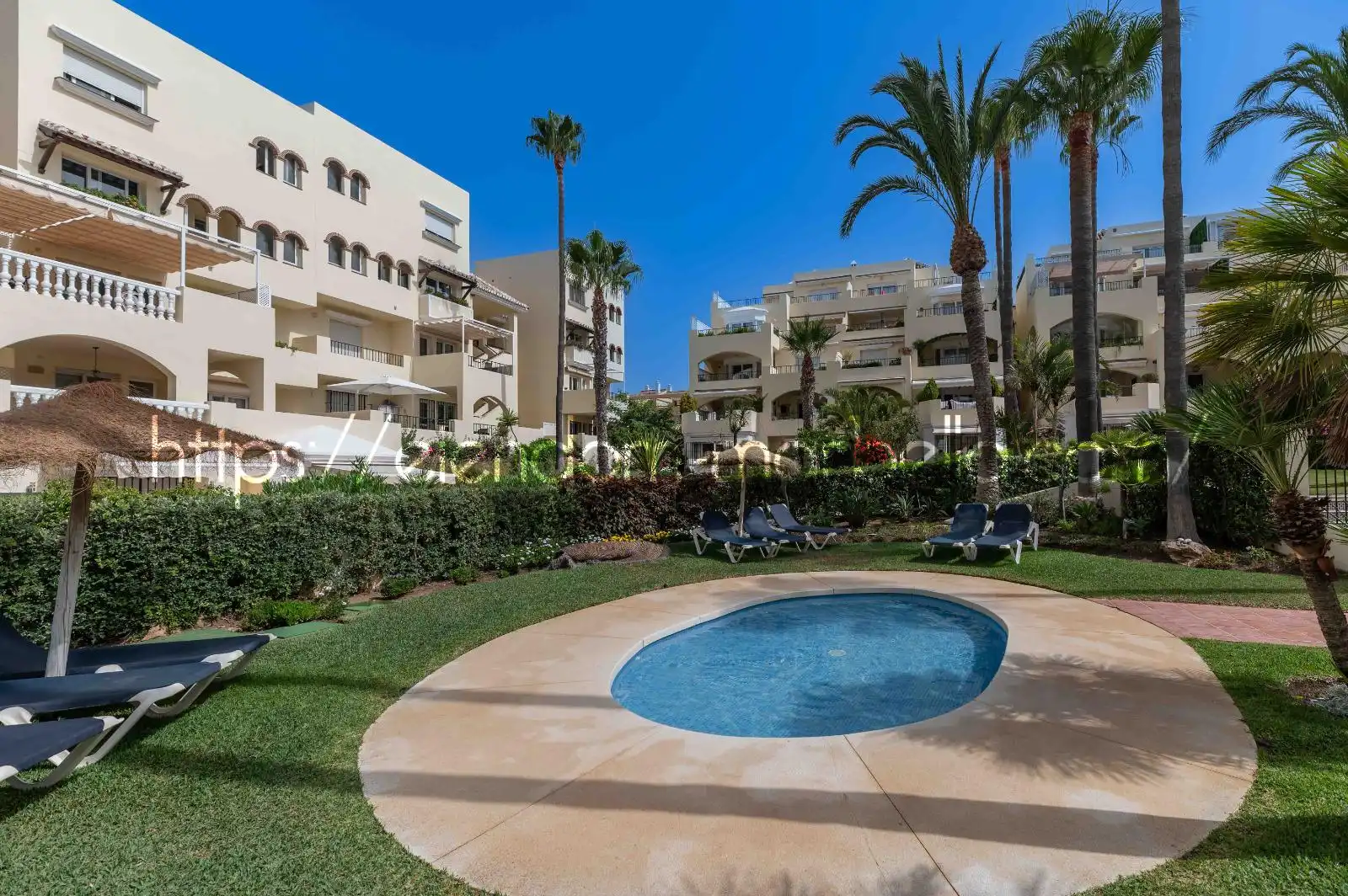 Vista exterior de Dúplex en venda en Marbella amb Aire condicionat, Terrassa i Traster