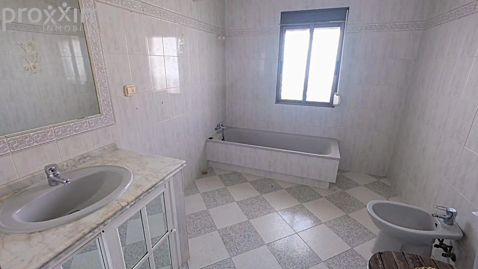 Bathroom of Houses for sale in Alcalá de Guadaira