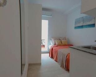 Bedroom of Study to share in  Madrid Capital  with Air Conditioner and Terrace