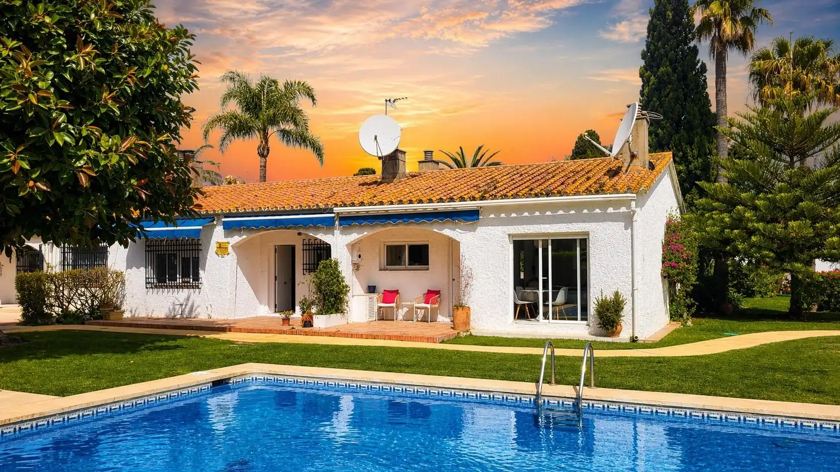 Vista exterior de Casa adosada en venta en Marbella con Piscina comunitaria