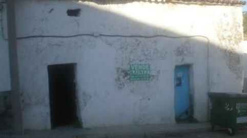 CASA EN VILLANUEVA DEL REY. 
Casa diáfana, céntrica para construirla a tu gusto, muy bien situada mucha claridad, precio algo neg