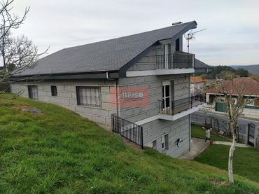 Detached house with balcony for sale in Toén