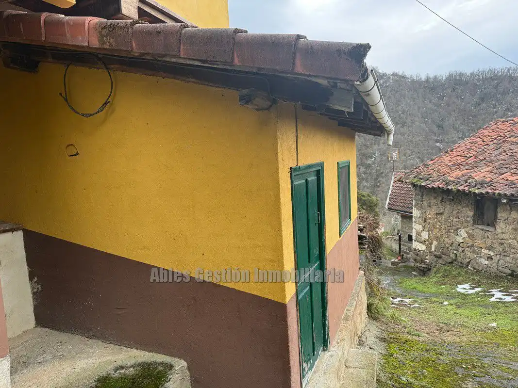 Außenansicht von Haus oder Chalet zum Verkauf in Quirós mit Heizung und Abstellraum