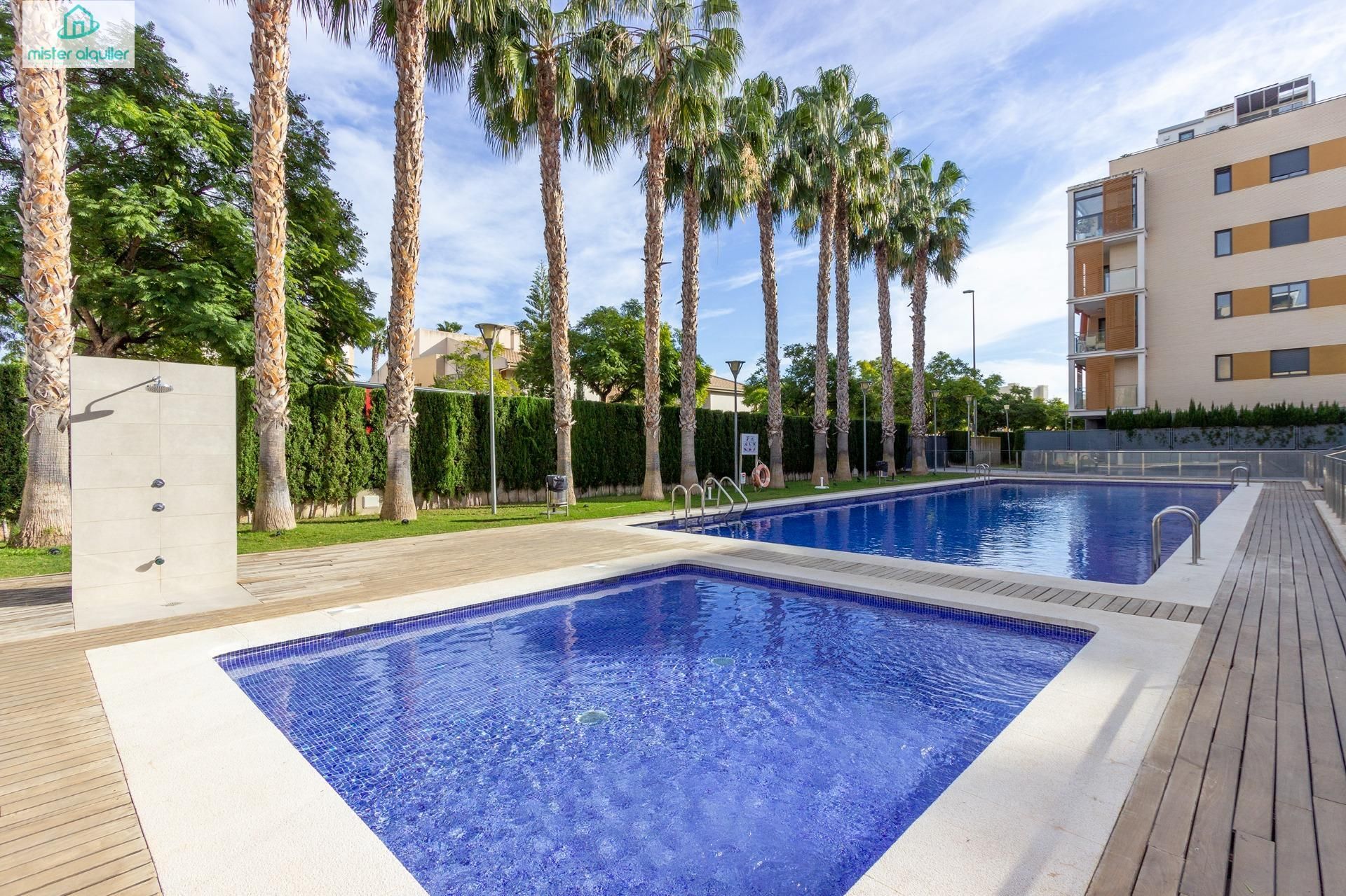 Piscina de Apartamento de alquiler en El Campello con Aire acondicionado, Calefacción y Jardín privado