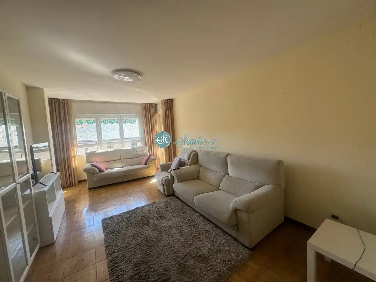Sala d'estar de Pis en venda en Segovia amb Calefacció, Parquet i Terrassa