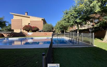 Piscina de Casa adosada en venda en Cambrils amb Aire condicionat, Calefacció i Jardí privat