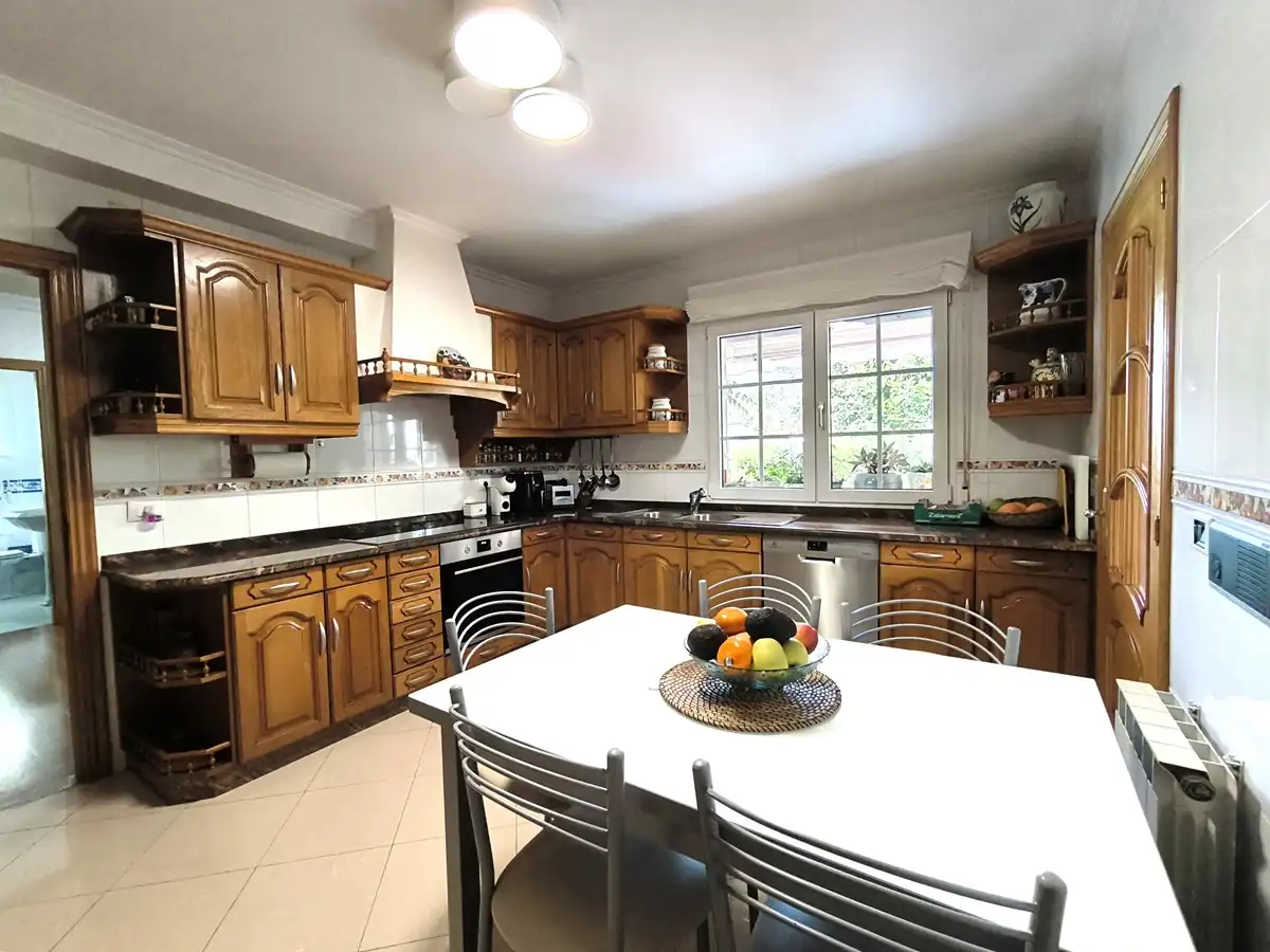 Cocina de Casa o chalet en venta en Vilagarcía de Arousa con Calefacción, Jardín privado y Parquet