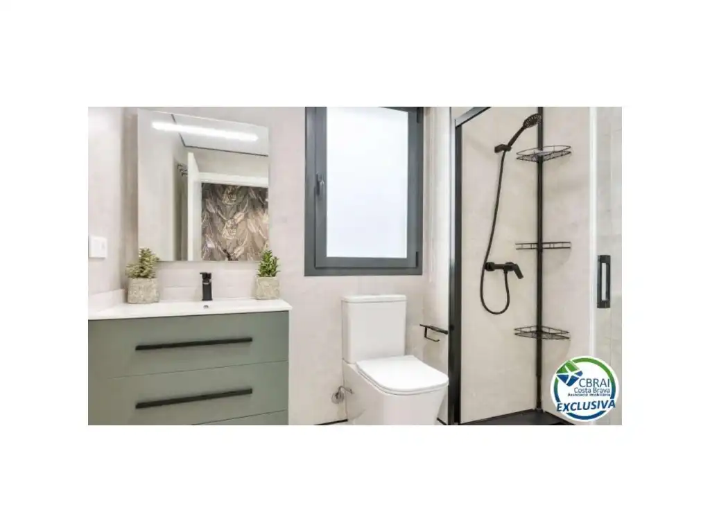 Bathroom of Duplexes for sale in Figueres  with Air Conditioner and Furnished