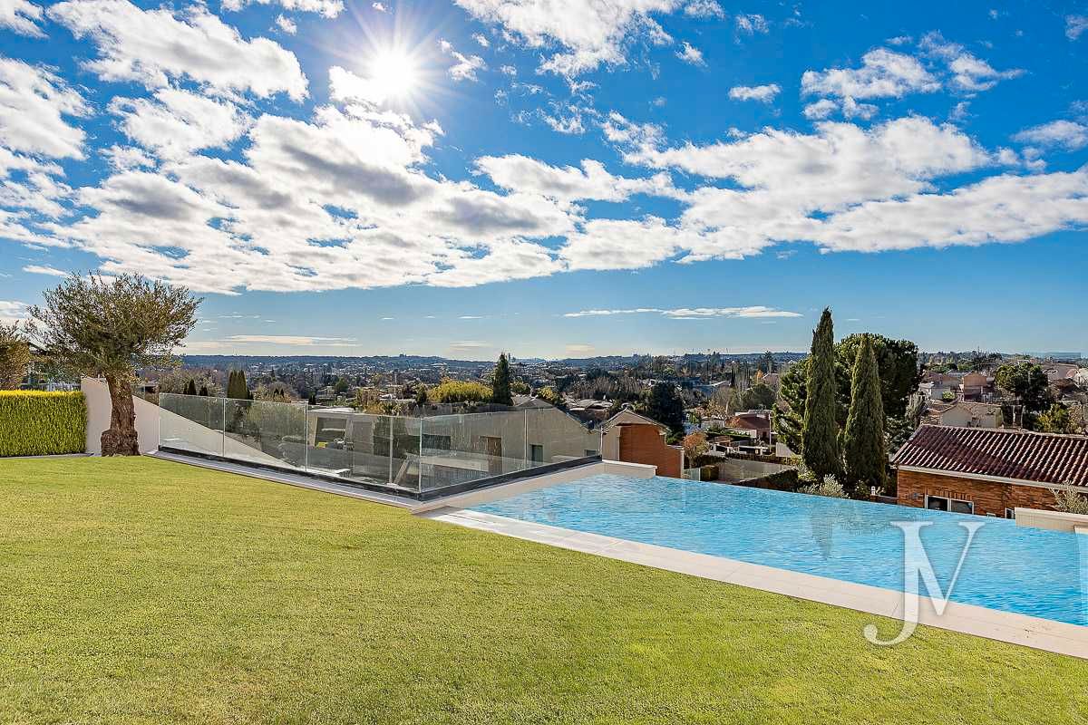 Swimming pool of Single-family semi-detached for sale in Majadahonda  with Air Conditioner, Heating and Private garden