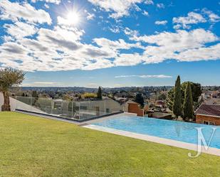 Swimming pool of Single-family semi-detached for sale in Majadahonda  with Air Conditioner, Heating and Private garden