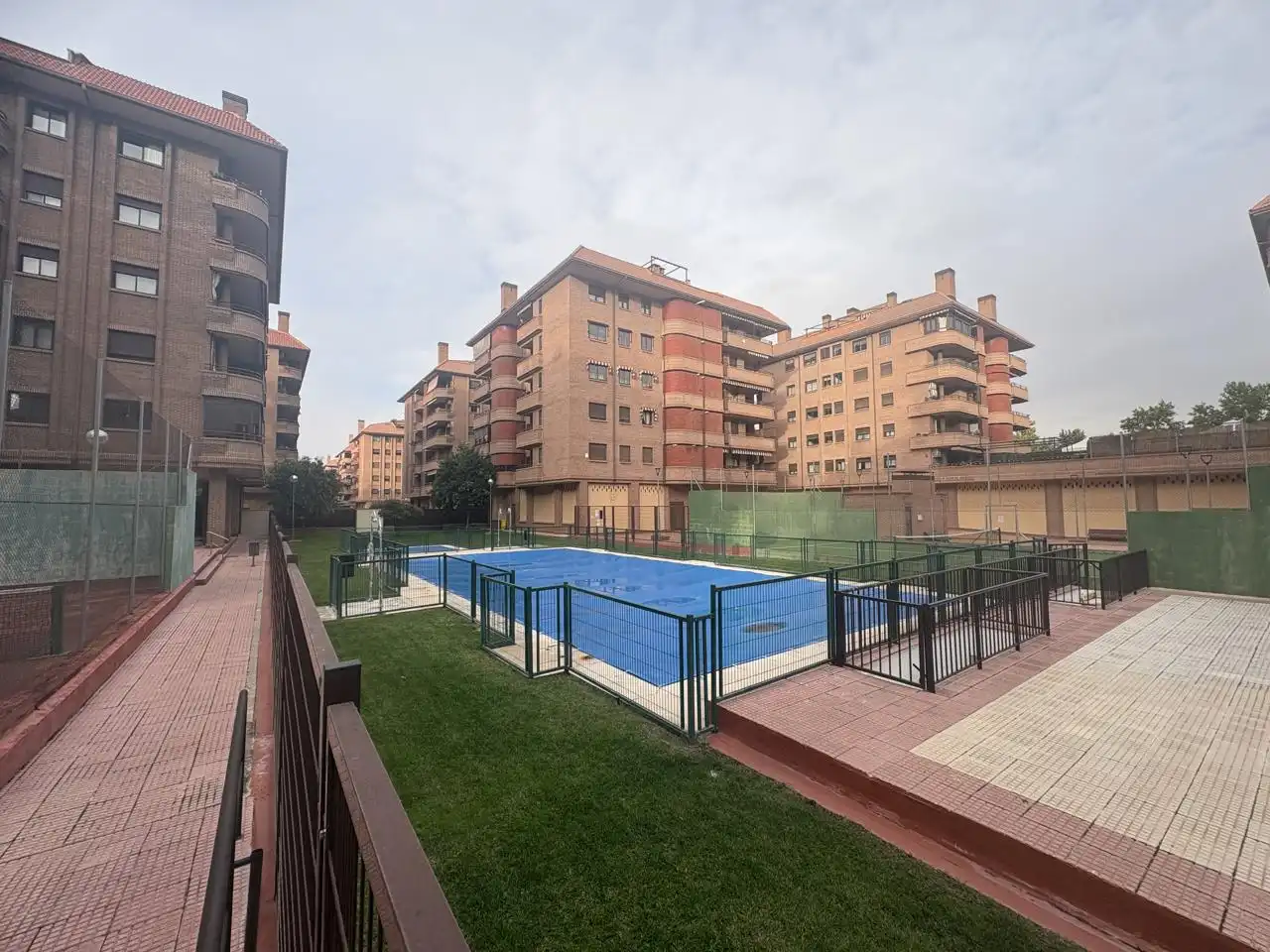 Piscina de Dúplex de alquiler en Alcalá de Henares con Calefacción, Terraza y Trastero