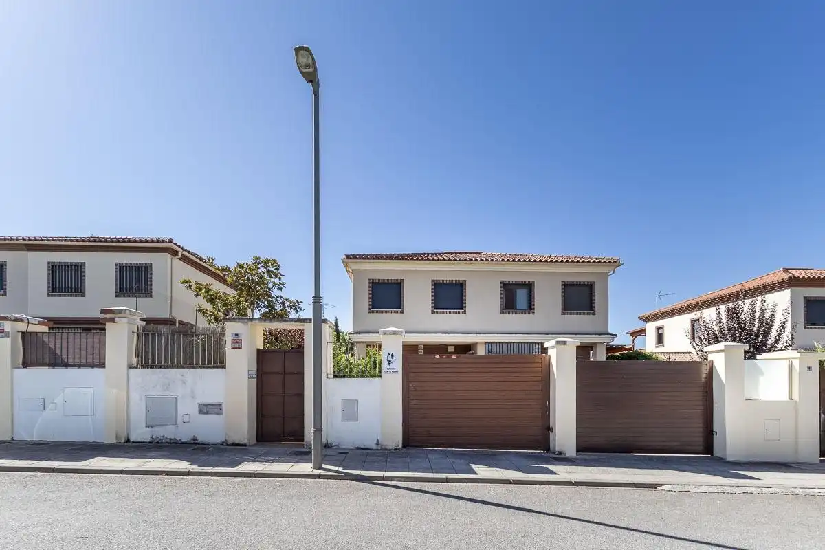 Vista exterior de Casa o chalet en venta en Albolote con Aire acondicionado, Calefacción y Jardín privado