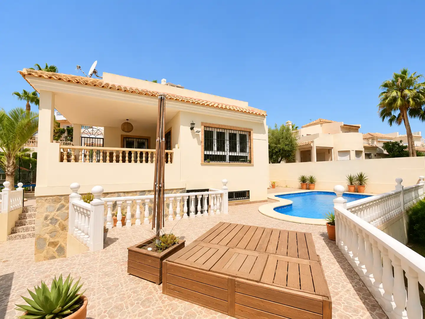 Vista exterior de Casa o xalet en venda en Orihuela amb Aire condicionat, Calefacció i Jardí privat