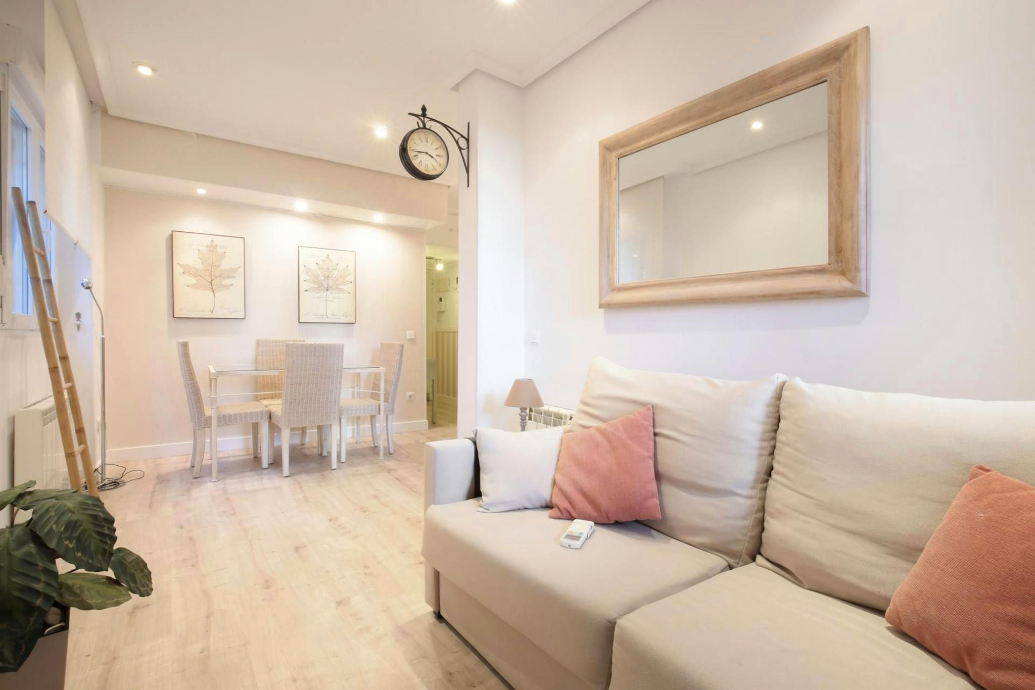 Sala de estar de Piso de alquiler en  Madrid Capital con Aire acondicionado, Calefacción y Amueblado
