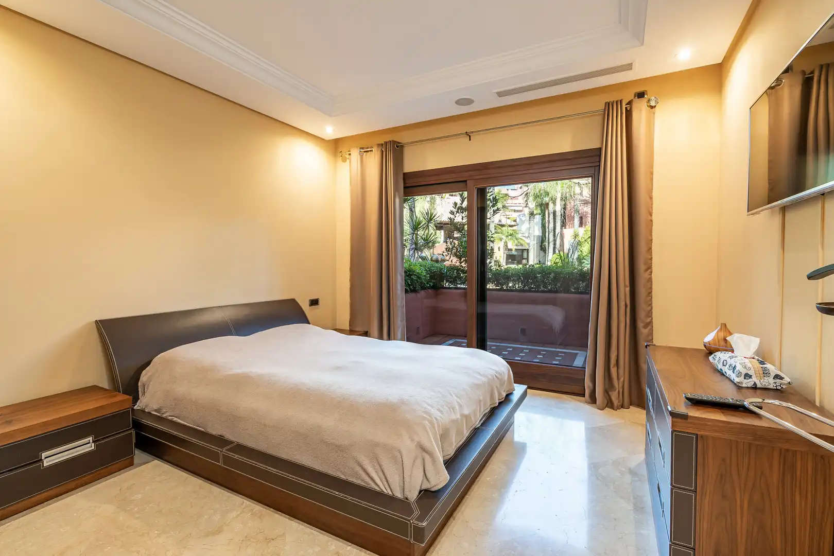 Habitación de Planta baja en venta en Estepona con Aire acondicionado, Calefacción y Terraza