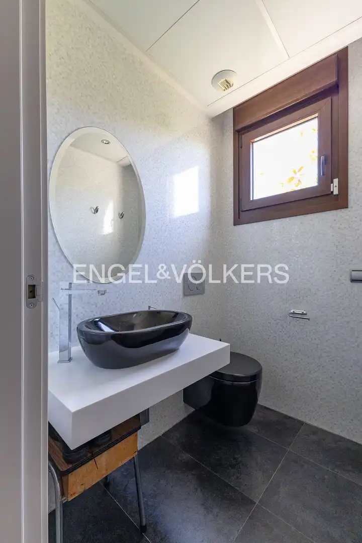 Badezimmer von Einfamilien-Reihenhaus zum Verkauf in Majadahonda mit Klimaanlage, Heizung und Privatgarten