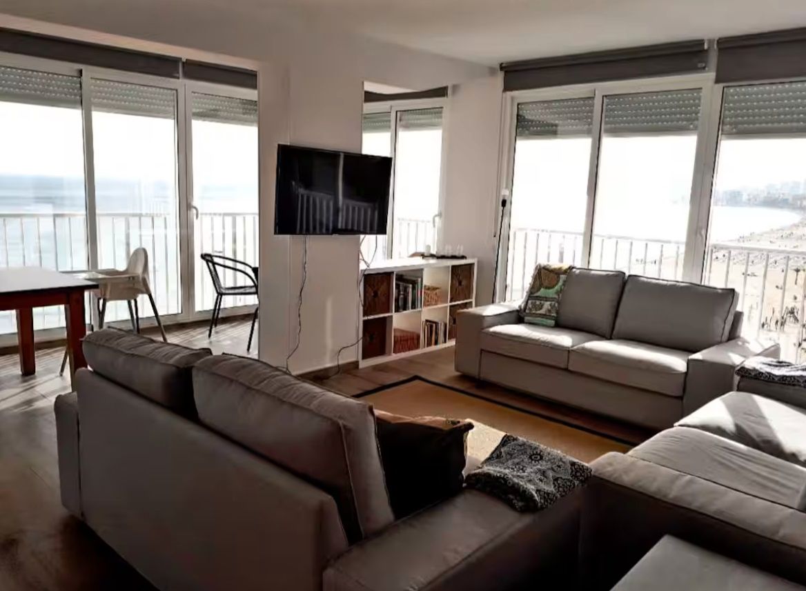 Sala d'estar de Apartament de lloguer en Benidorm amb Aire condicionat, Calefacció i Parquet