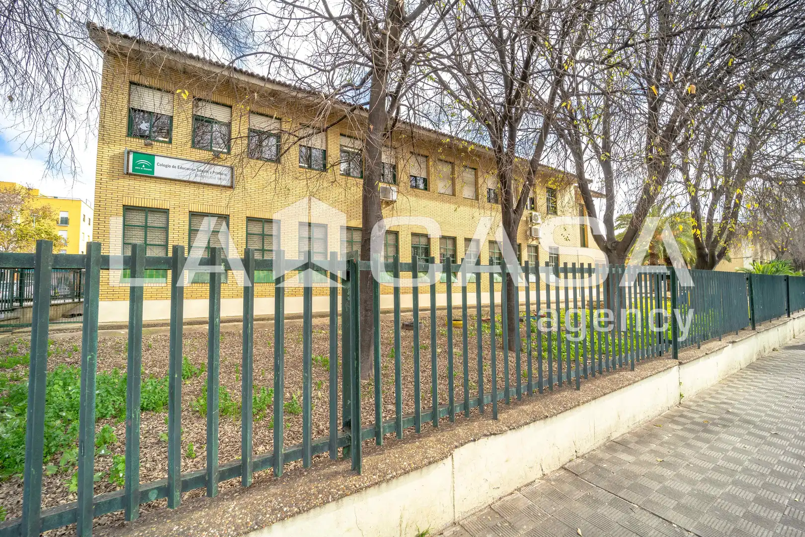 Vista exterior de Pis en venda en Dos Hermanas amb Aire condicionat i Terrassa