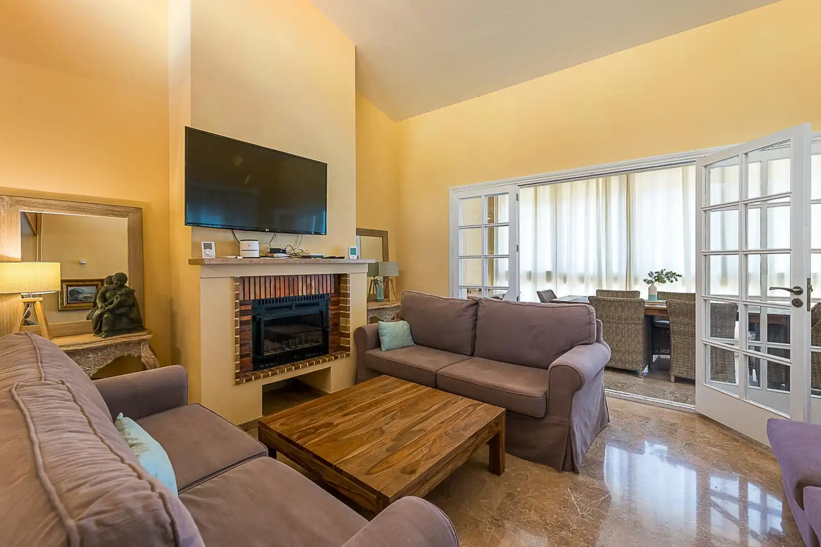 Sala de estar de Casa adosada en venta en Calvià con Aire acondicionado, Calefacción y Jardín privado