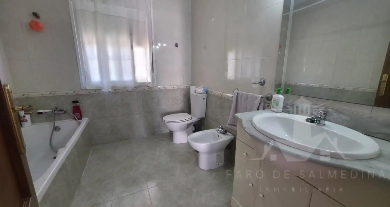 Badezimmer von Einfamilien-Reihenhaus zum Verkauf in Chipiona mit Terrasse und Möbliert