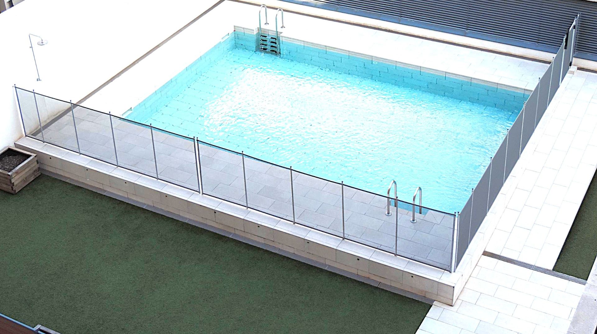 Swimming pool of Flat for sale in Badalona  with Air Conditioner, Heating and Parquet flooring