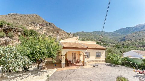 Solvia Inmobiliaria  Chalet independiente Alcaucín