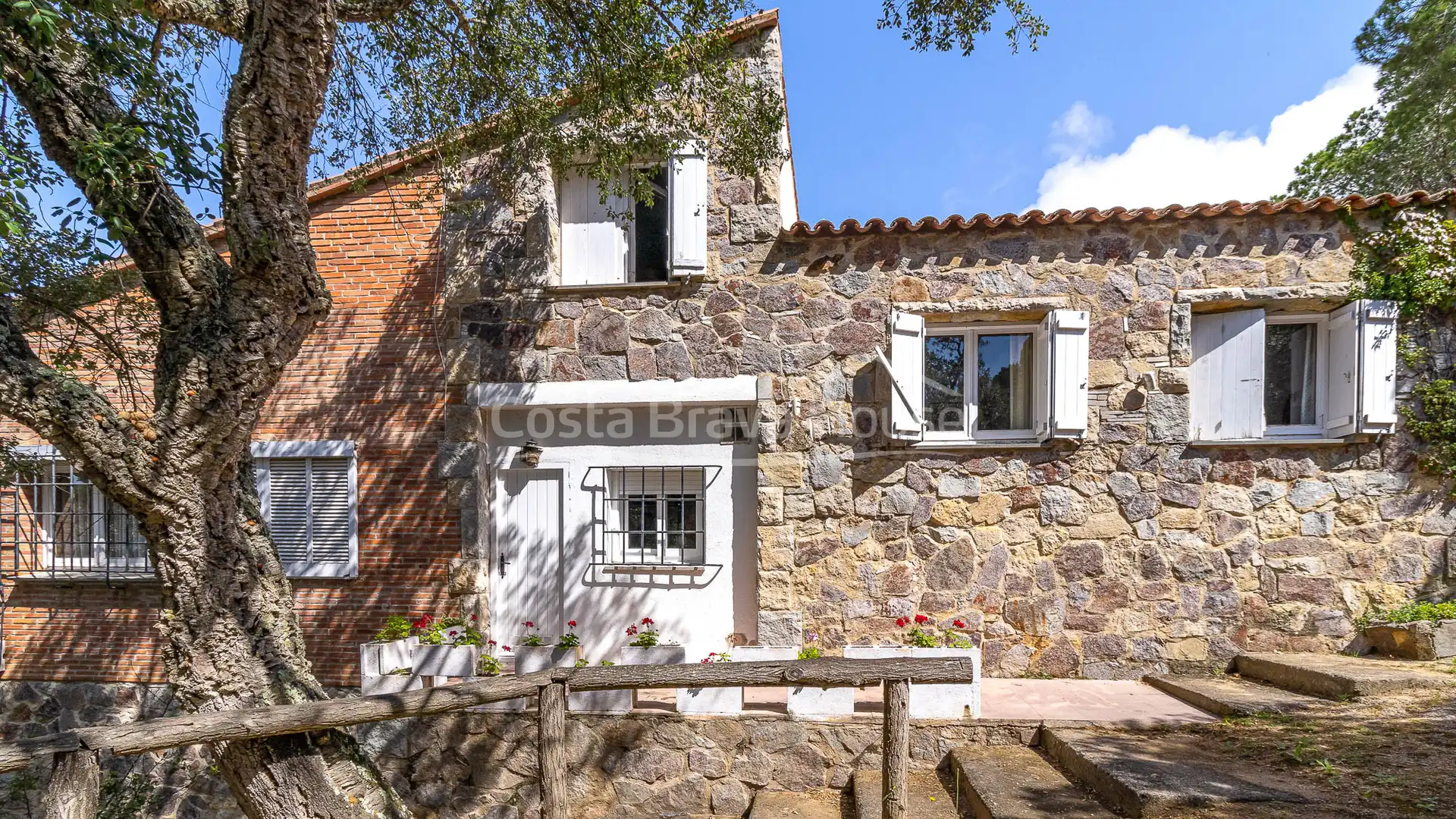Vista exterior de Finca rústica en venda en Sant Feliu de Guíxols amb Aire condicionat, Calefacció i Jardí privat