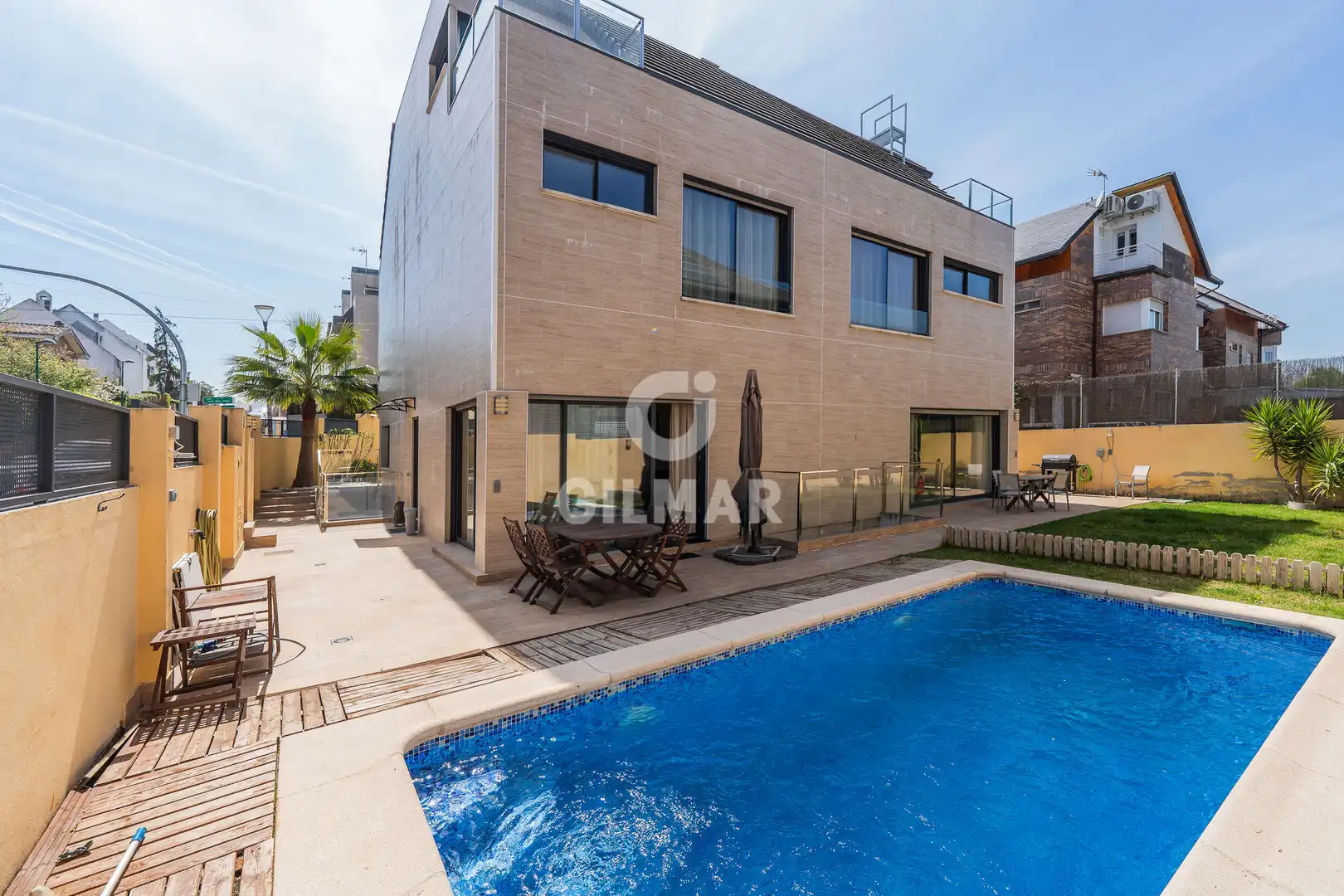 Vista exterior de Casa adosada en venda en Pozuelo de Alarcón amb Calefacció, Jardí privat i Piscina