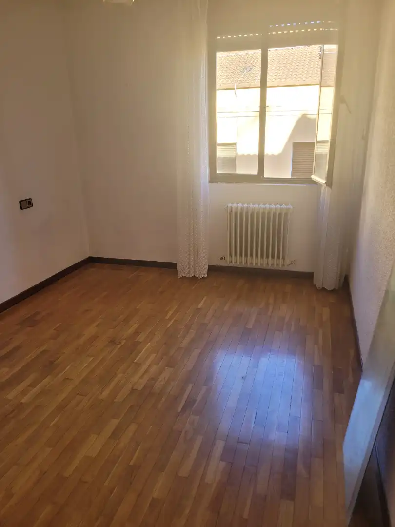 Dormitori de Pis en venda en Soria Capital  amb Calefacció, Parquet i Forn