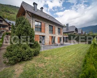 Vista exterior de Casa o xalet en venda en Vielha e Mijaran amb Jardí privat, Parquet i Terrassa