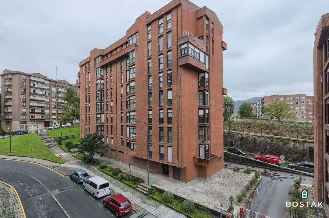 Vista exterior de Piso en venta en Bilbao  con Calefacción, Trastero y Amueblado