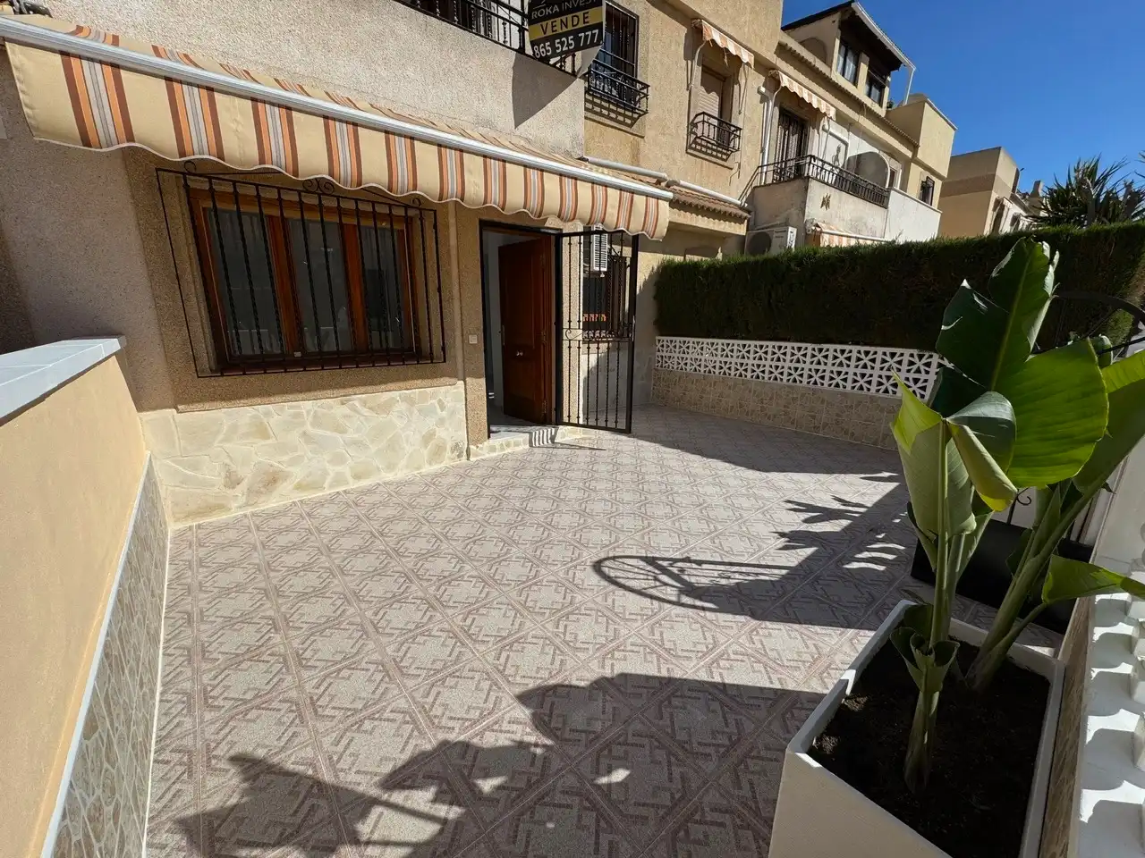 Exterior view of Single-family semi-detached for sale in Torrevieja  with Terrace, Oven and Balcony