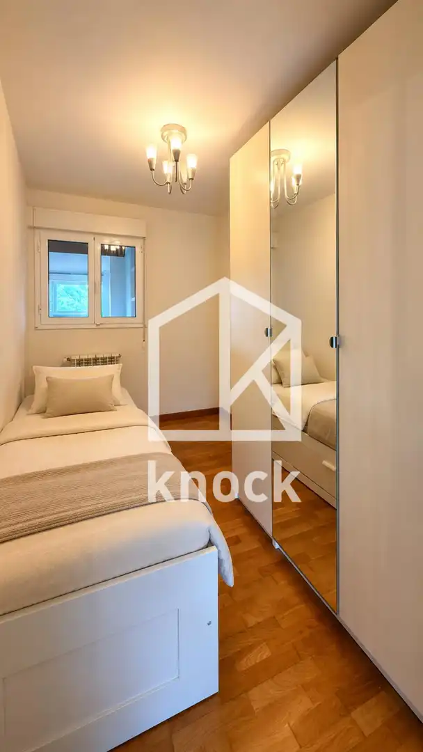 Dormitori de Casa o xalet en venda en Oviedo  amb Calefacció, Parquet i Terrassa