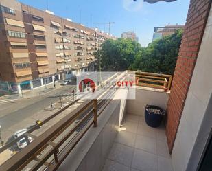 Exterior view of Apartment to rent in  Valencia Capital  with Air Conditioner, Heating and Terrace