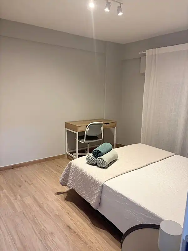 Habitación de Piso de alquiler en A Coruña Capital  con Calefacción, Terraza y Amueblado