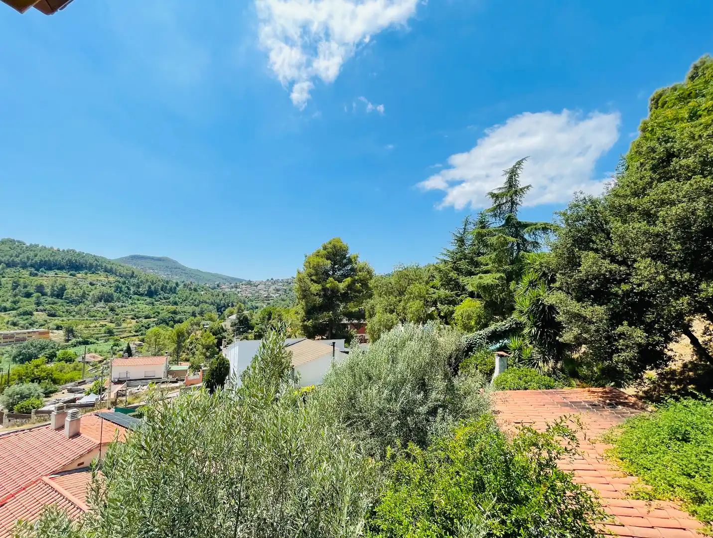 Vista exterior de Casa o xalet en venda en Corbera de Llobregat amb Aire condicionat, Calefacció i Jardí privat