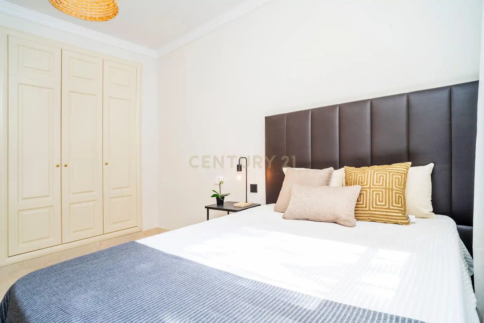 Schlafzimmer von Wohnungen zum Verkauf in Marbella mit Klimaanlage, Privatgarten und Ofen