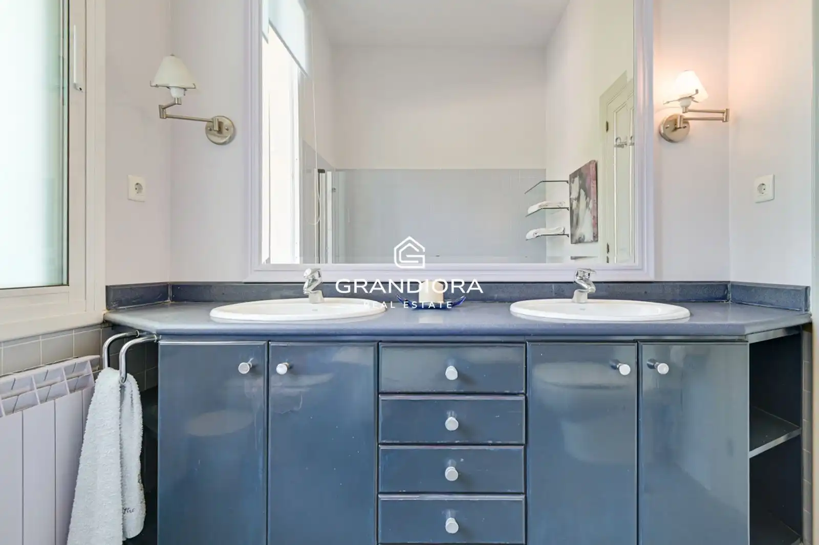 Bathroom of Houses for sale in El Masnou  with Air Conditioner, Terrace and Swimming Pool