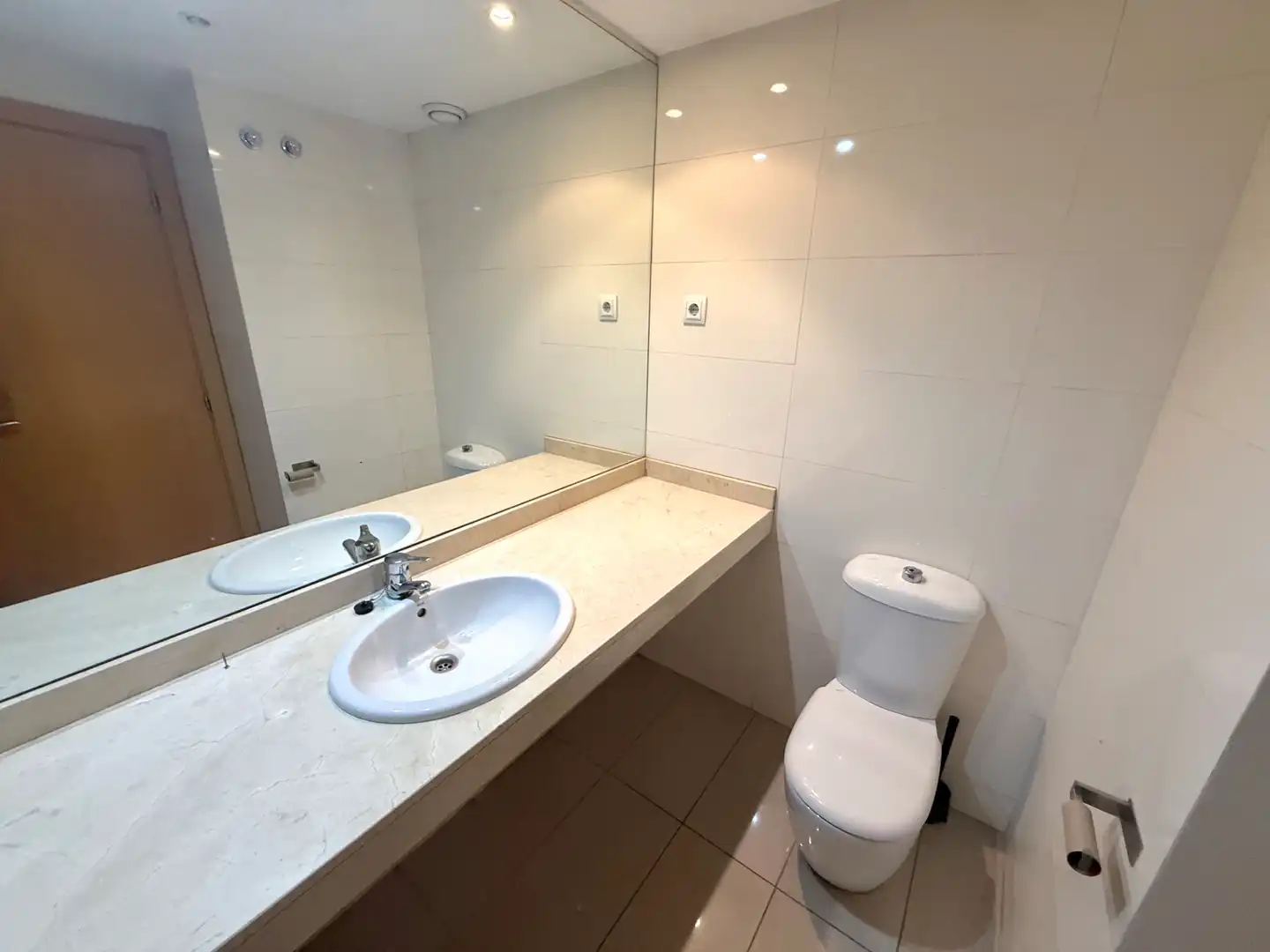 Bathroom of Flat for sale in L'Hospitalet de Llobregat  with Air Conditioner, Heating and Oven