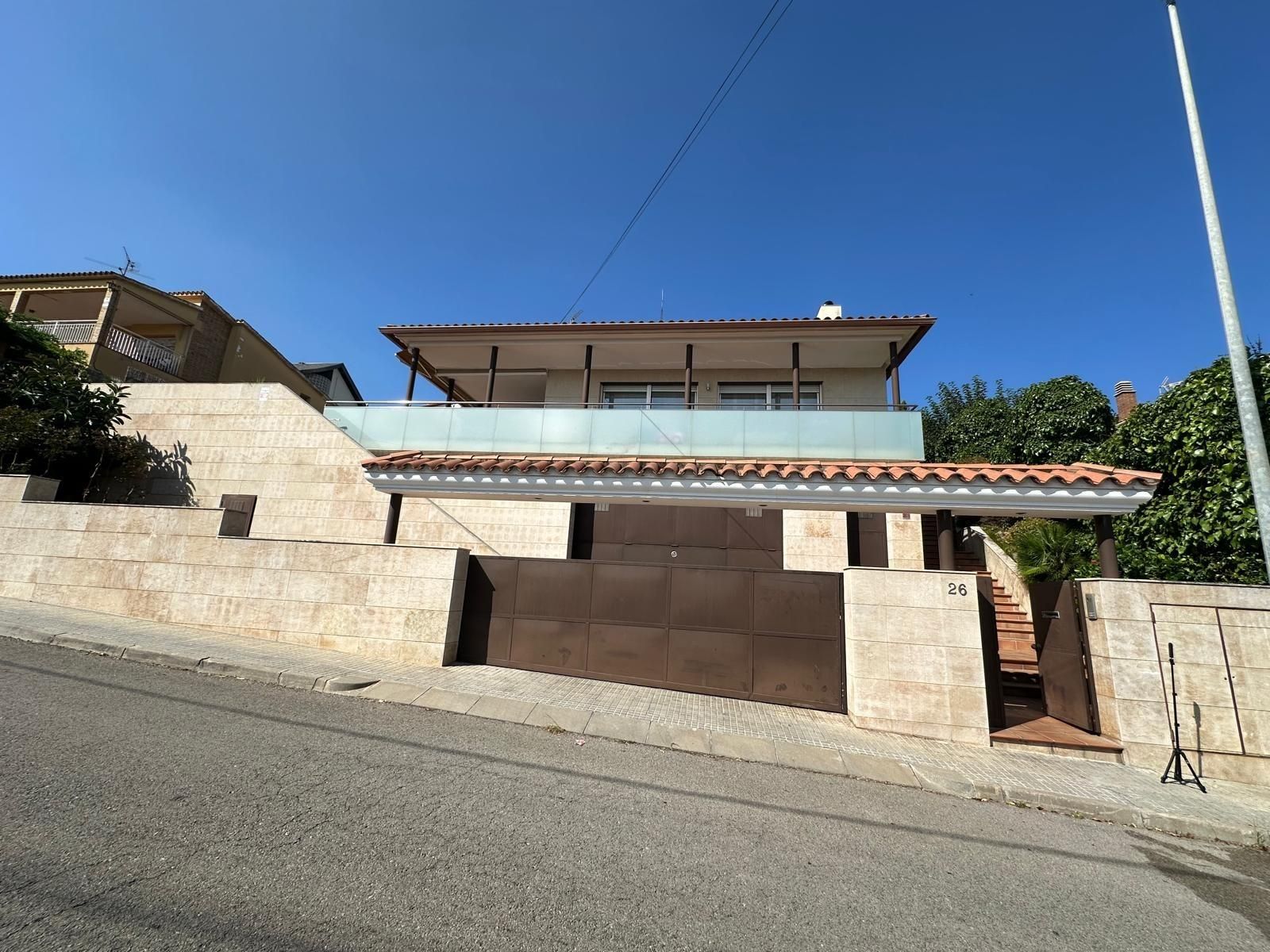 Vista exterior de Casa o xalet en venda en Sant Boi de Llobregat amb Aire condicionat, Jardí privat i Parquet