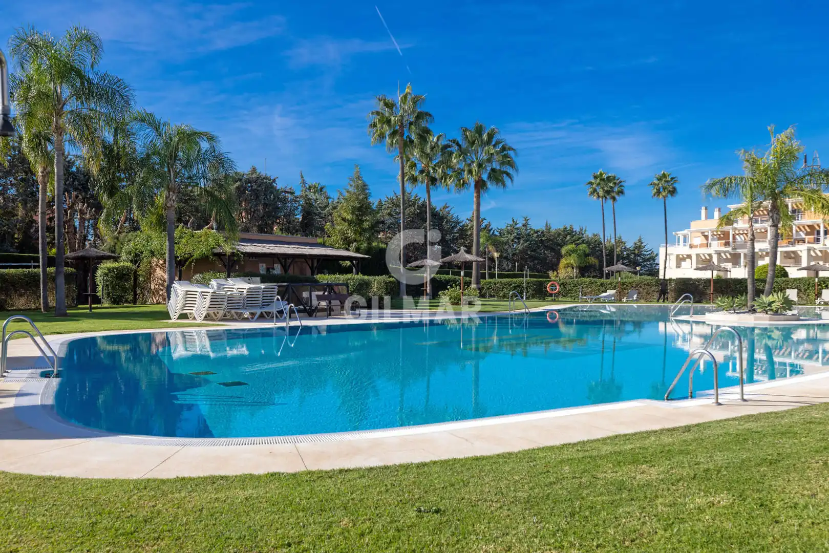 Piscina de Dúplex en venta en Estepona con Calefacción, Jardín privado y Piscina
