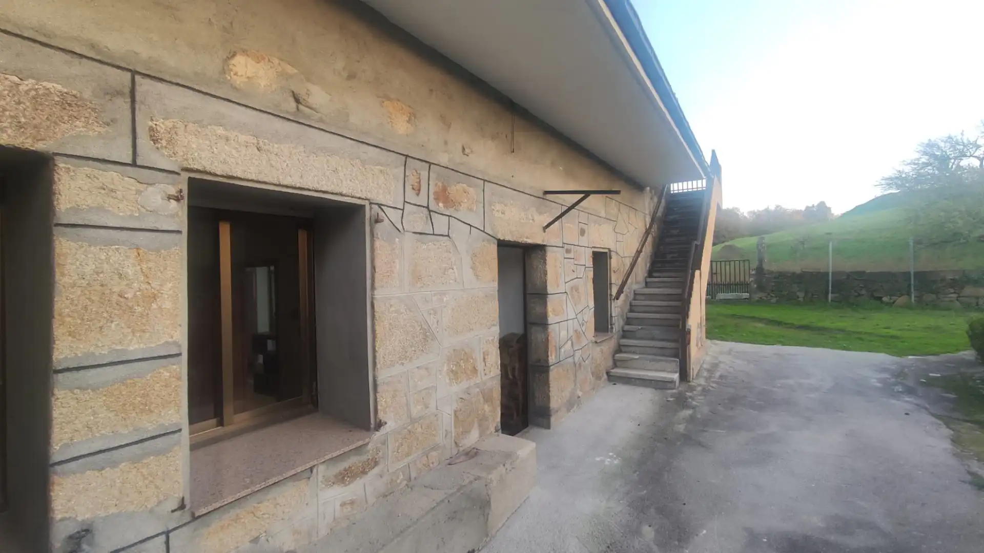 Vista exterior de Casa o chalet en venta en San Cibrao das Viñas con Jardín privado, Terraza y Amueblado