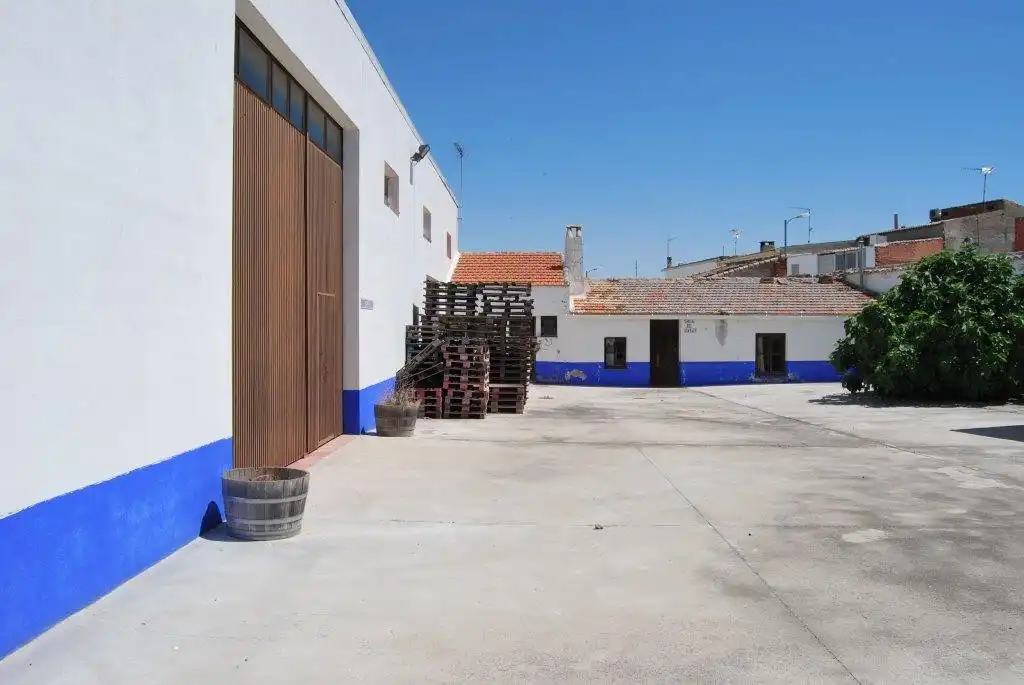 Vista exterior de Nave industrial en venta en La Villa de Don Fadrique