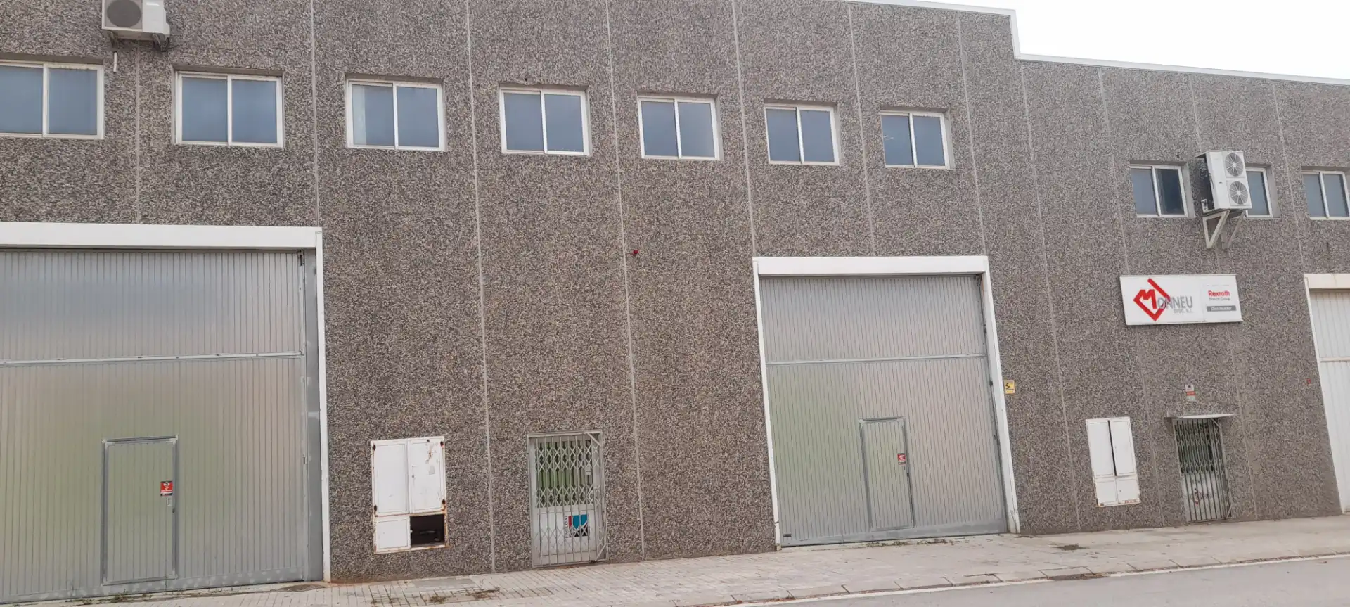 Vista exterior de Nave industrial de alquiler en Sabadell