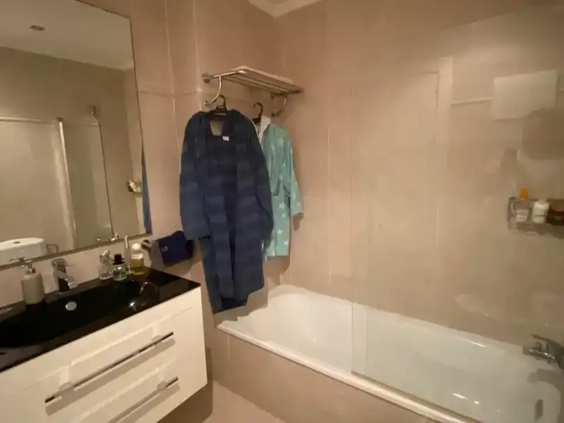 Bany de Pis en venda en Piélagos amb Piscina
