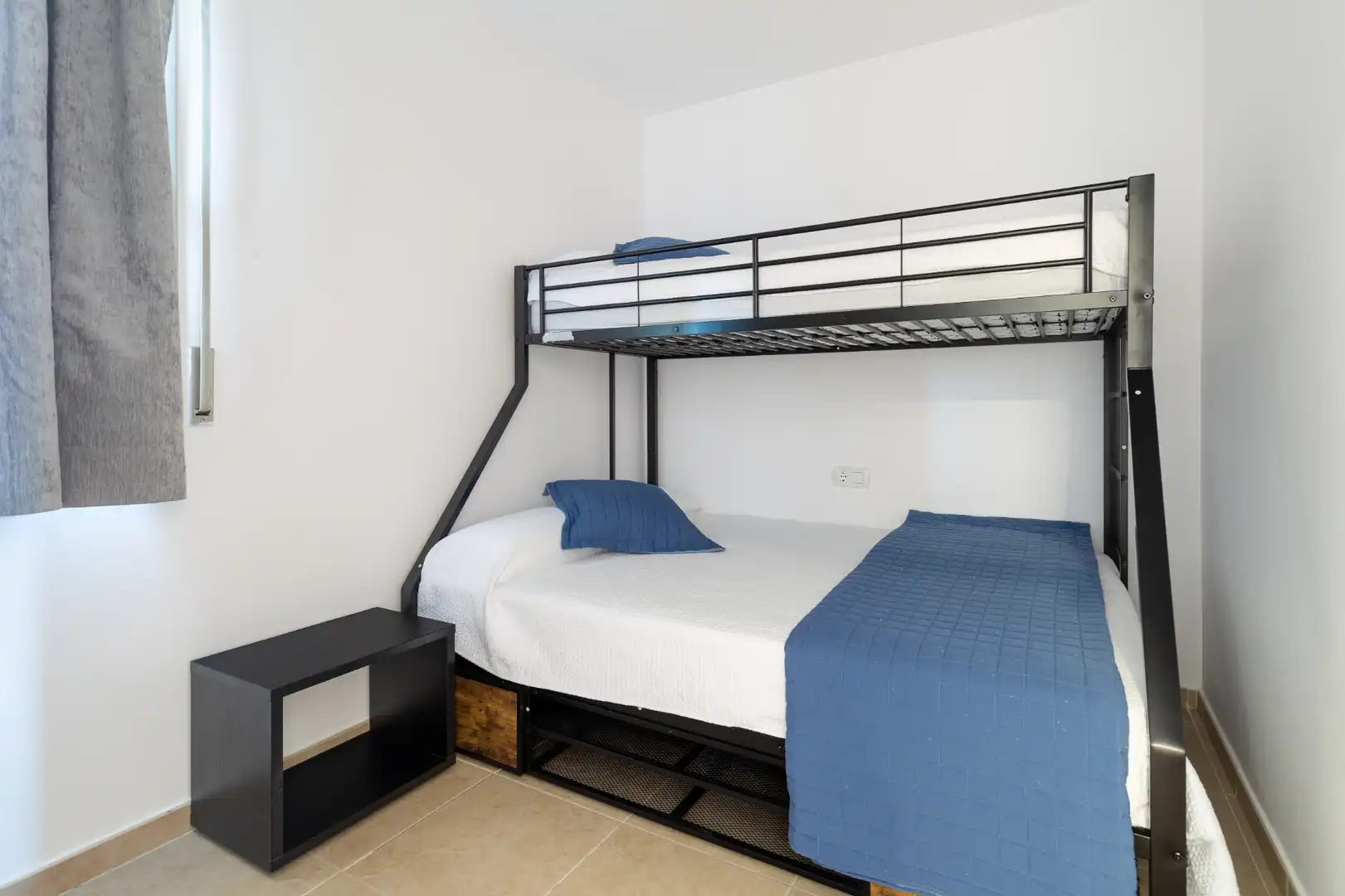 Dormitori de Apartament en venda en Roses amb Aire condicionat, Terrassa i Traster