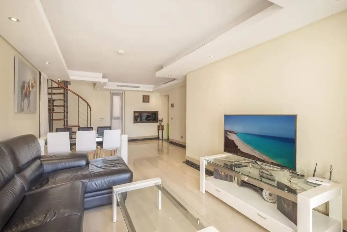 Sala de estar de Ático de alquiler en Estepona con Aire acondicionado, Terraza y Piscina