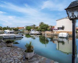 Vista exterior de Casa adosada en venda en Empuriabrava amb Aire condicionat, Jardí privat i Terrassa